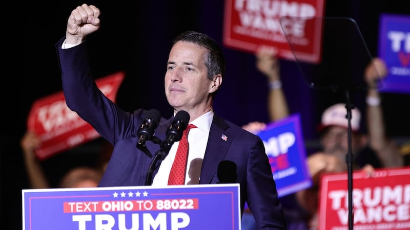 El candidato republicano al Senado por Ohio, Bernie Moreno, levanta el puño derecho durante un...