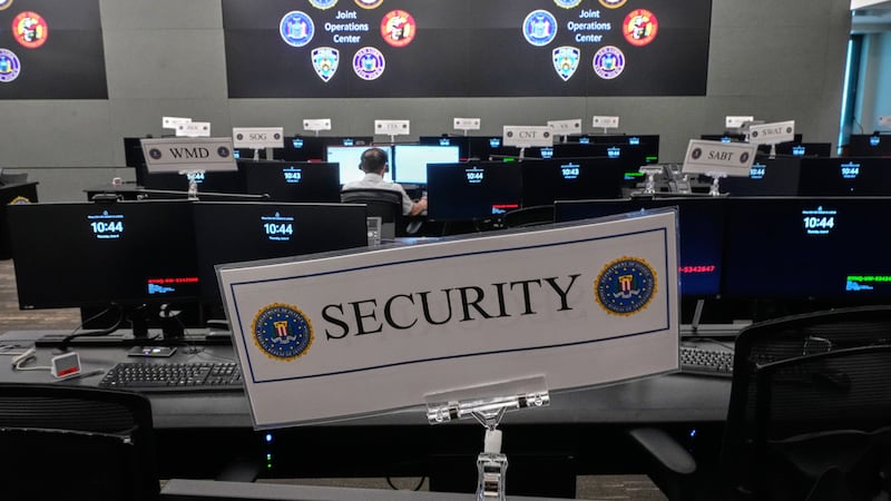 Filas de escritorios en el Centro Conjunto de Operaciones del FBI en Nueva York previo al...
