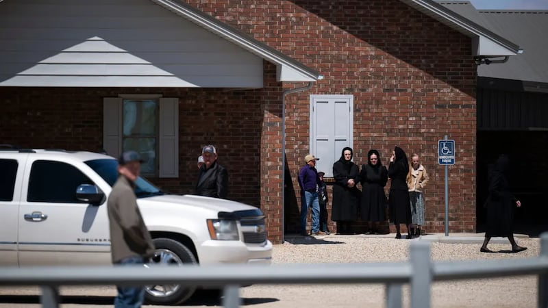 Un grupo de personas en el exterior de una iglesia menonita de Seminole, donde se celebraron...