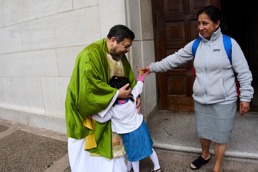 El padre Carlos Reyes saluda a los feligreses tras celebrar misa en el Santuario del Sagrado...
