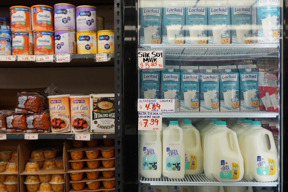 Mercancías básicas, como formula infantil y productos lácteos, en un mercado que atiende a la...