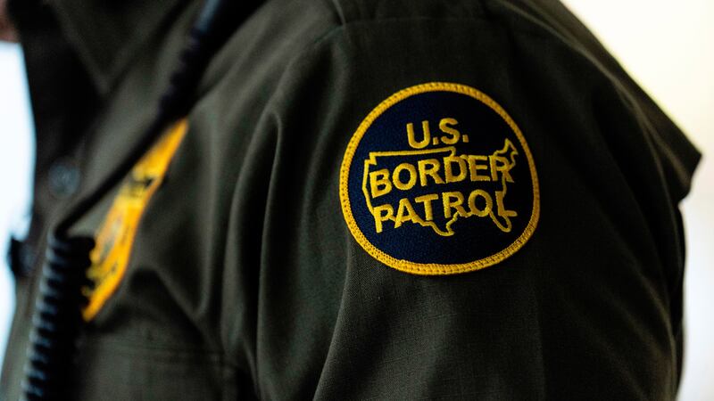 La insignia de la Patrulla Fronteriza en la chaqueta de Gregory Bovino, director de agentes de...