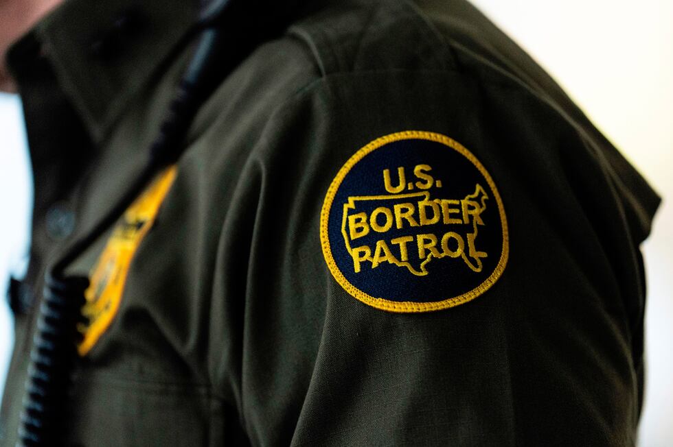 La insignia de la Patrulla Fronteriza en la chaqueta de Gregory Bovino, director de agentes de...