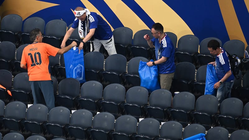 Hinchas de Japón limpian de basura las gradas del estadio de Dallas tras el partido de su...