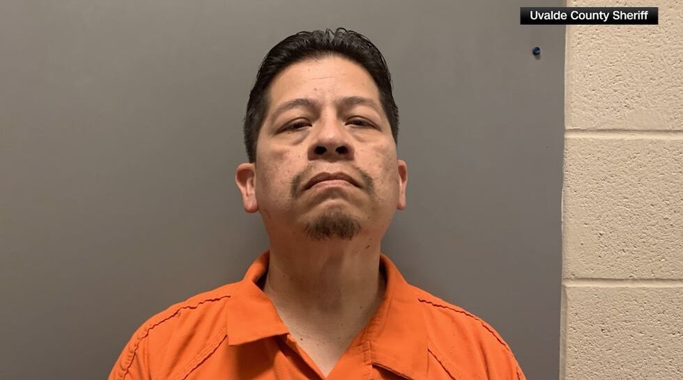Adrian Gonzales, un antiguo agente escolar de Uvalde, se enfrenta a 29 cargos por abandono o...