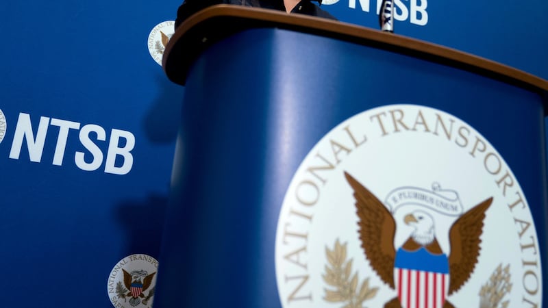 ARCHIVO - El logo de la Junta Nacional de Seguridad en el Transporte, visto en una conferencia...