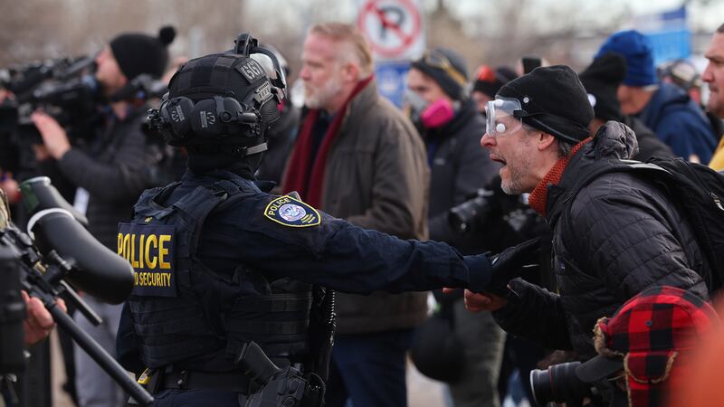 Manifestantes se enfrentan a las fuerzas del orden fuera del edificio federal Bishop Henry...