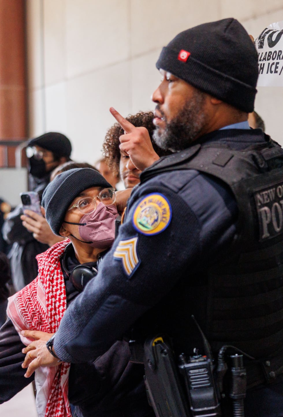 Manifestantes participan en una protesta contra el ICE durante una reunión en el Ayuntamiento...