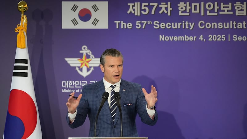 El secretario de Defensa de Estados Unidos Pete Hegseth durante una conferencia de prensa con...