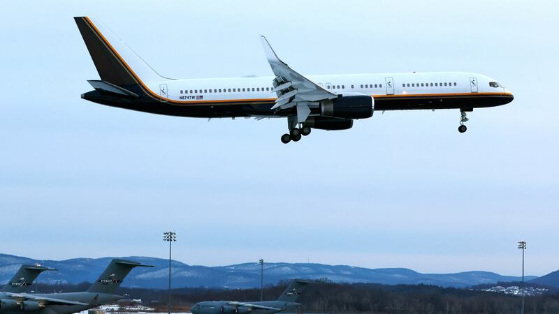 Un avión que transporta al presidente venezolano Nicolás Maduro aterriza en la Base Aérea...