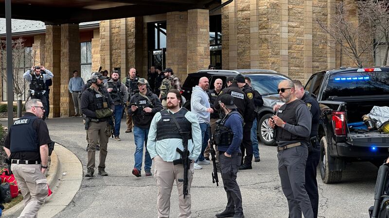 Agentes policiales resguardan la sinagoga Temple Israel tras un reporte de tiroteo, en el...