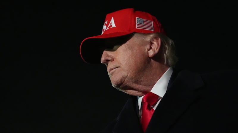 El presidente estadounidense Donald Trump habla con periodistas en la Base Conjunta Andrews,...