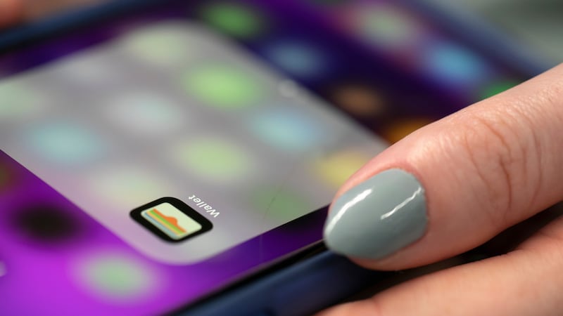 ARCHIVO – Una persona usa un iPhone el 8 de octubre de 2019 en Nueva York. (AP Foto/Jenny...