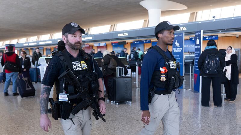 Guardias de seguridad patrullan en el Aeropuerto Internacional Dulles en Chantilly, Virginia,...