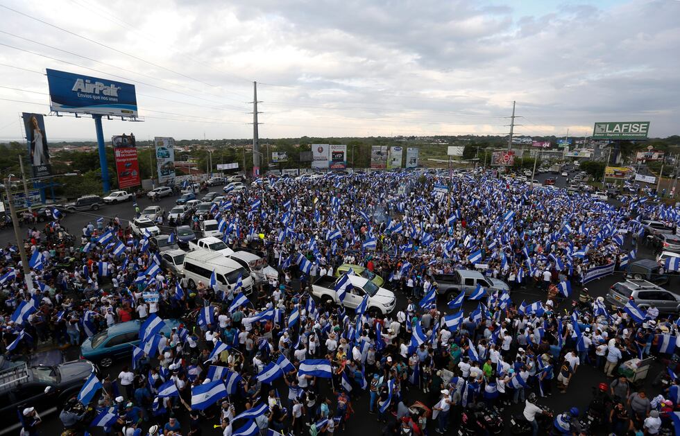 ARCHIVO - Una multitud protesta en la glorieta Jean Paul Genie contra el gobierno del...