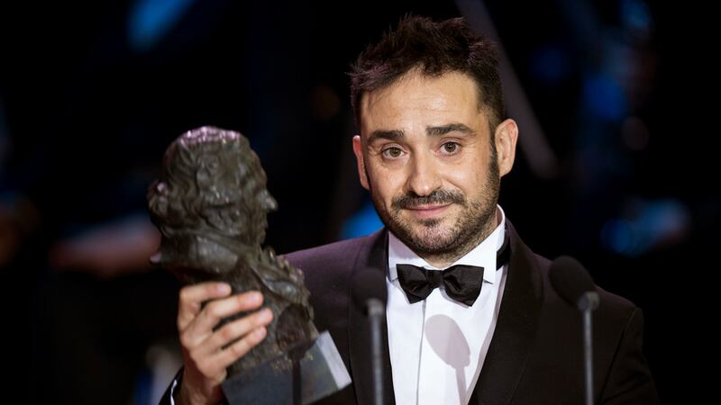 ARCHIVO - El cineasta español Juan Antonio Bayona recibe el trofeo Goya después de ganar el...