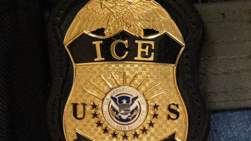 ARCHIVO - Un agente federal lleva una placa del Servicio de Inmigración y Control de Aduanas...