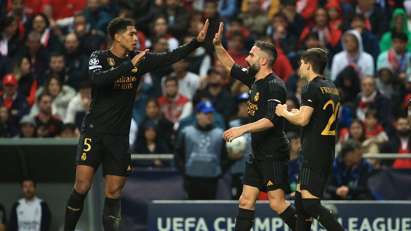 Jude Bellingham del Real Madrid celebra con Dani Carvajal tras anotar en el encuentro ante el...