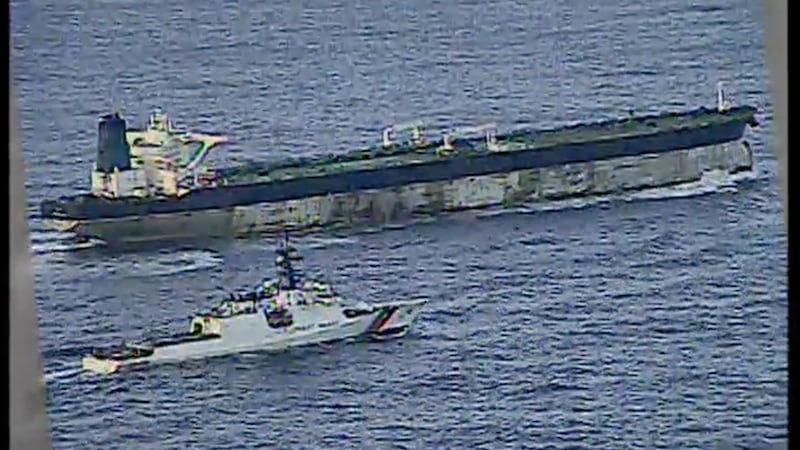 Esta imagen, tomada de un video proporcionado por el Departamento de Defensa de Estados...