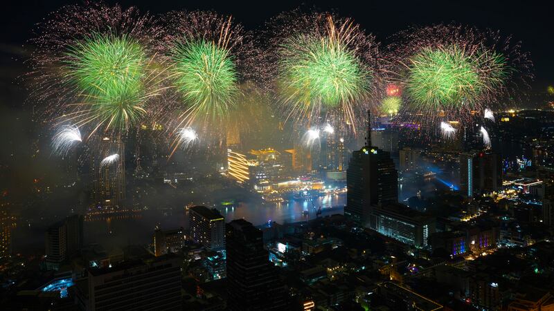 El mundo recibe el 2025 con espectáculos de luces, abrazos y zambullidas heladas