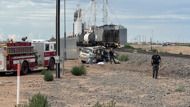 Funcionarios del DPS dicen que tres personas han muerto después de un accidente que involucró...