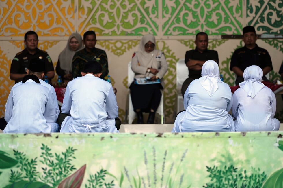 Varias personas condenadas por violar la ley islámica, incluyendo a una pareja de novios...