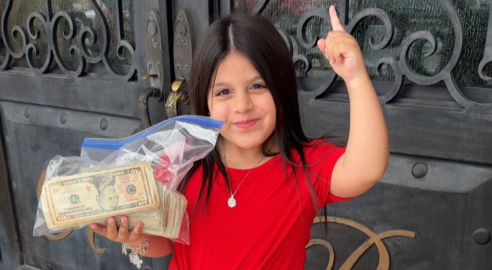 Kaylee Hernández, de 11 años, aprovechó el Lemonade Day para recaudar fondos para la lápida de...