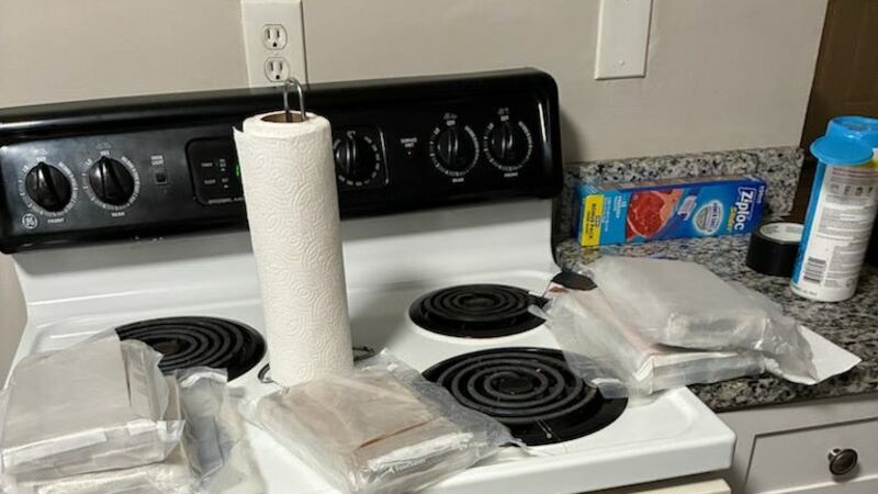 El FBI publicó estas fotografías del hallazgo de un cargamento de drogas y dinero en efectivo.