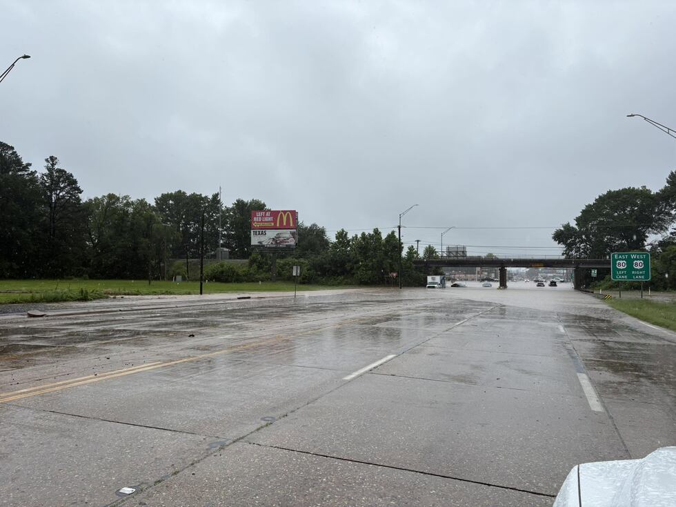 Las fuertes lluvias inundan la autopista 59 en Marshall el 15 de junio de 2026