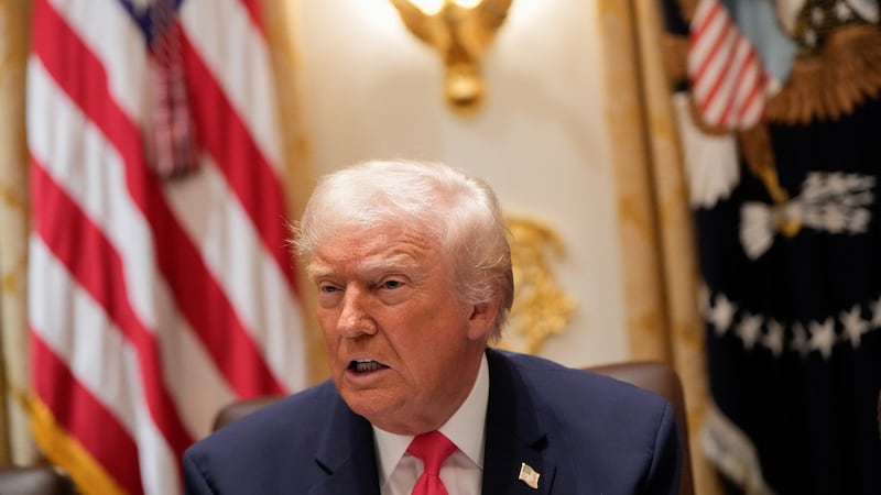 El presidente de Estados Unidos, Donald Trump, habla en una reunión de gabinete en la Casa...