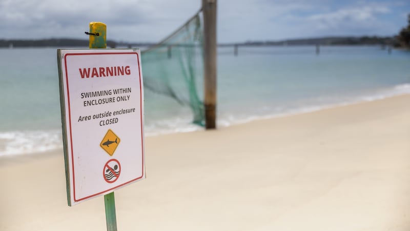 Aviso de playa cerrada en Vaucluse, Sídney, el lunes 19 de enero de 2026, un día después de...