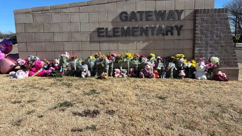 Muere niña en Texas al quedarse su abrigo atorado en la puerta del coche al bajarse en la...