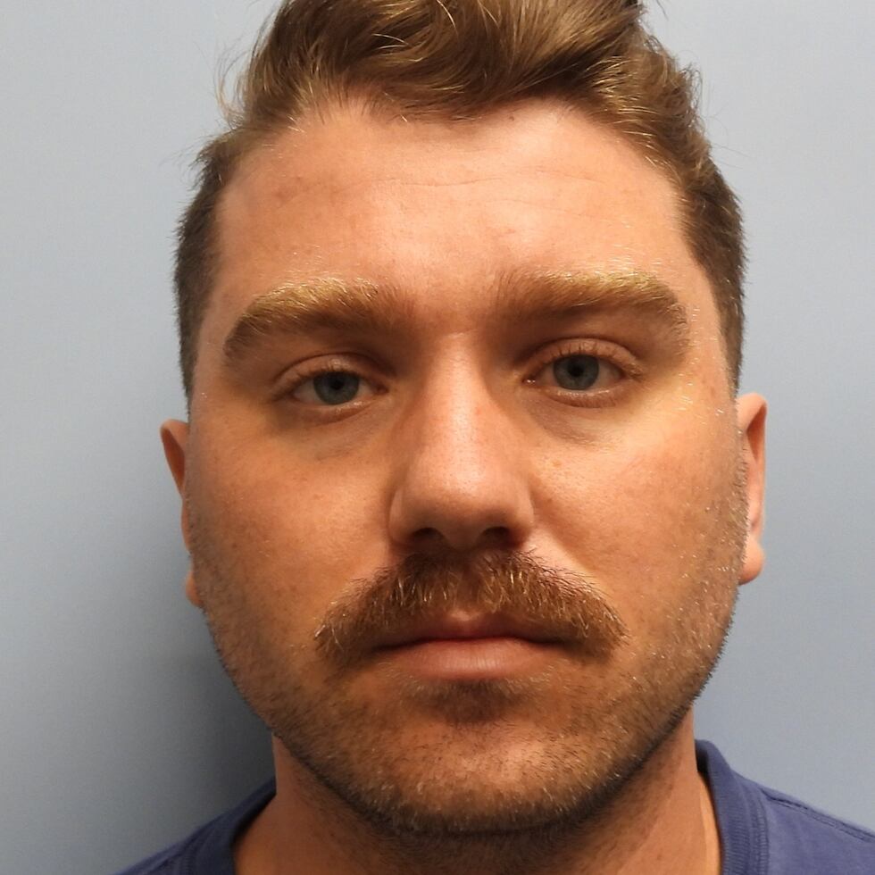 La policía informó de que Zachary Neu, de 32 años y residente en Richardson, fue detenido...