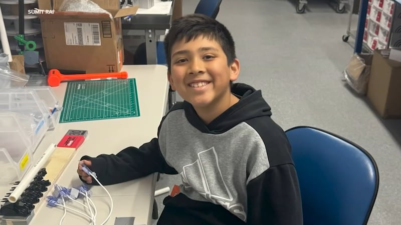 Nathaniel Rai, de 10 años, se está recuperando tras haber sido rescatado de las embravecidas...