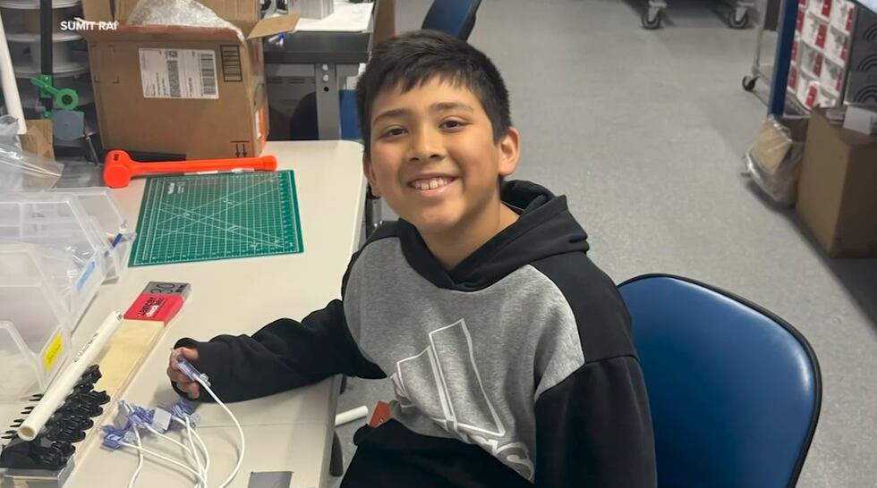 Nathaniel Rai, de 10 años, se está recuperando tras haber sido rescatado de las embravecidas...
