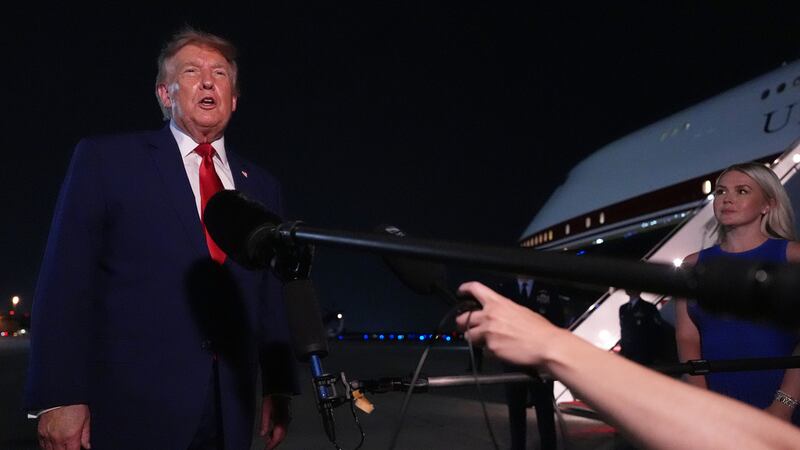 El presidente Donald Trump habla con reporteros después de llegar a bordo del Air Force One,...