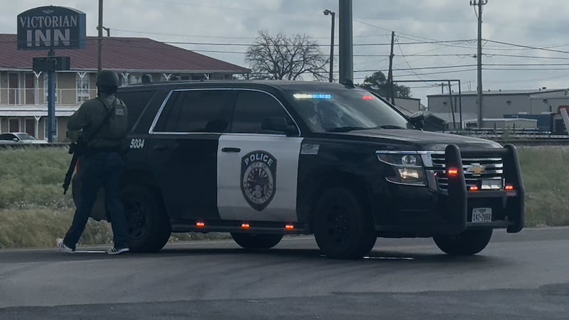 Según las autoridades de Midland, varias fuerzas del orden están interviniendo en un tiroteo...