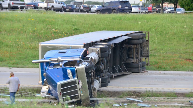 Esta imagen proporcionada por el Wise County Messenger muestra un camión de 18 ruedas que...