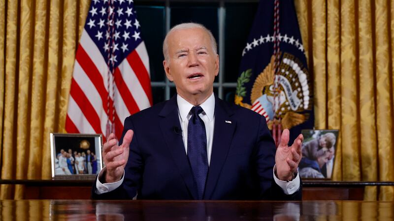 El presidente Joe Biden habla desde la Oficina Oval de la Casa Blanca, Washington, 19 de...