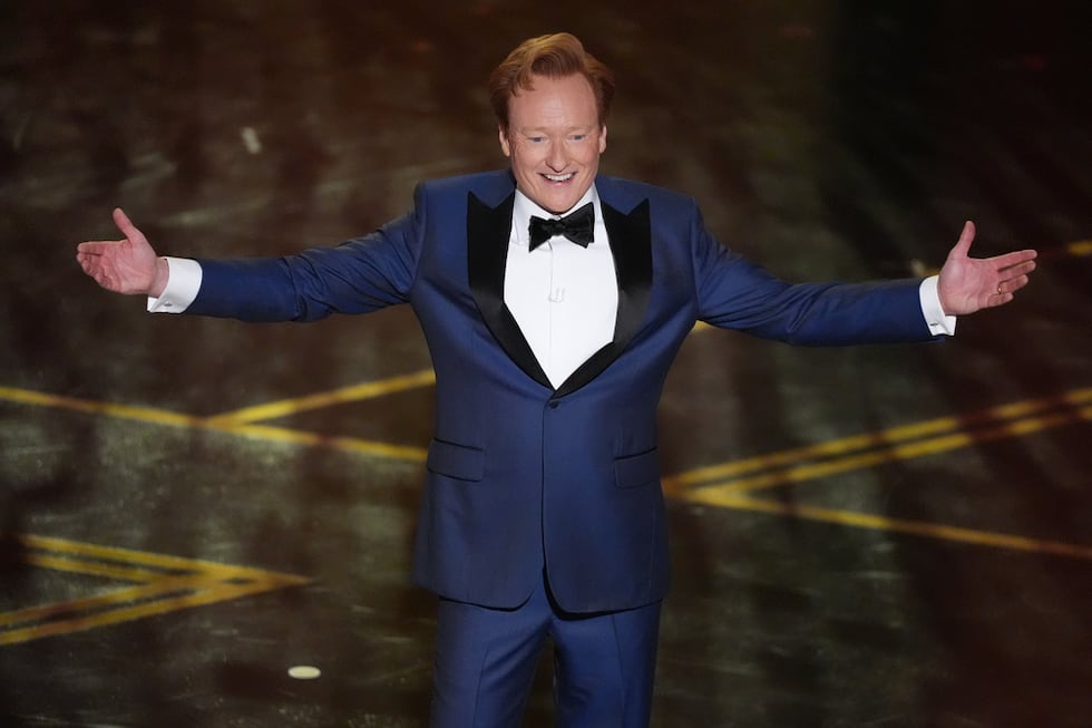El presentador Conan O'Brien aparece durante la ceremonia de los Oscar el domingo 15 de marzo...