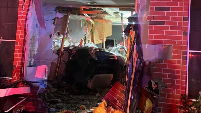 Un vehículo Tesla se estrelló contra una vivienda en Katy, Texas.