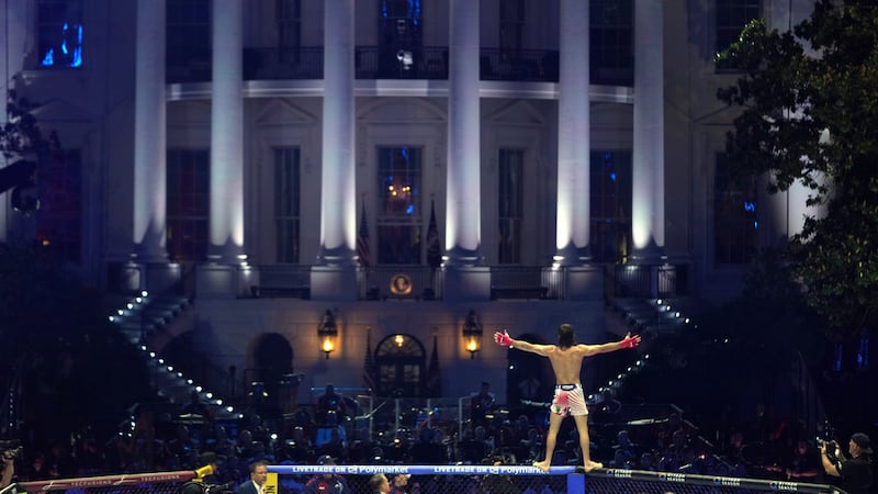 Diego Lopes celebra durante el combate de peso pluma contra Steve Garcia durante el UFC...