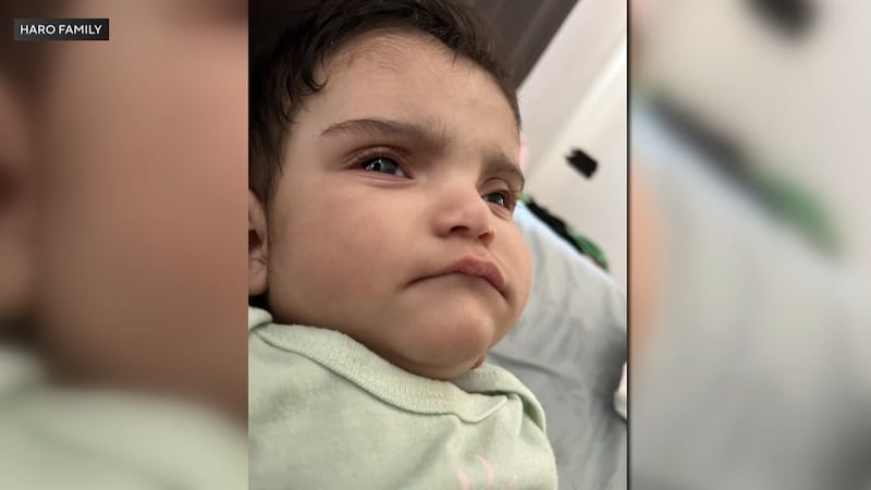 Las autoridades están investigando después de que la madre de Emmanuel Haro, de 7 meses,...