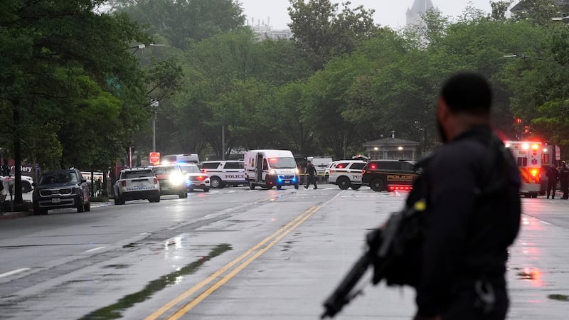 La policía y miembros del Servicio Secreto bloquean las calles alrededor de la Casa Blanca el...