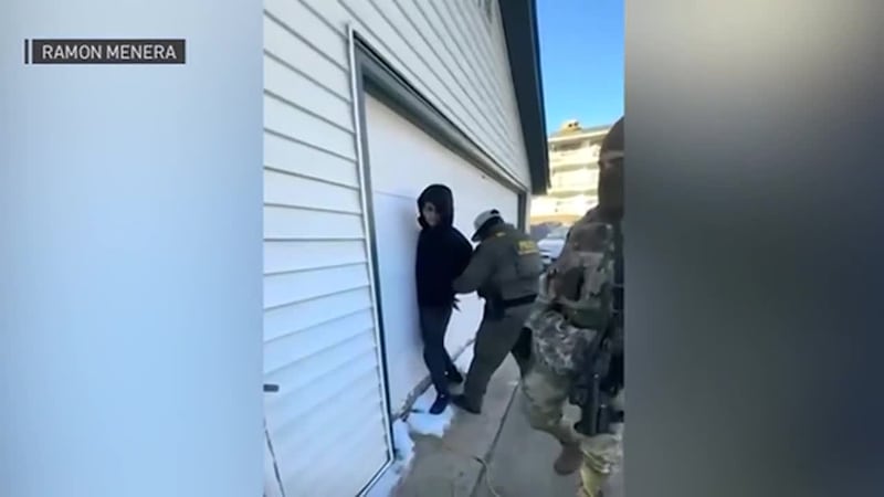 VIDEO: Agentes de inmigración arrestan a ciudadano estadounidense y uno de ellos le dice que...