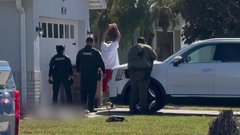 Asesinan a tres turistas que se hospedaban en un Airbnb. El sospechoso del triple homicidio...