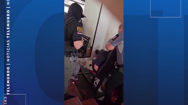 Arrestan a policías en México luego de que video en el que presuntamente torturaban a dos...