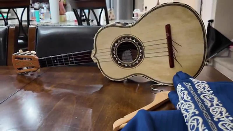 Le canta serenata a su esposa desde el centro de detención. Mariachi arrestado por ICE...